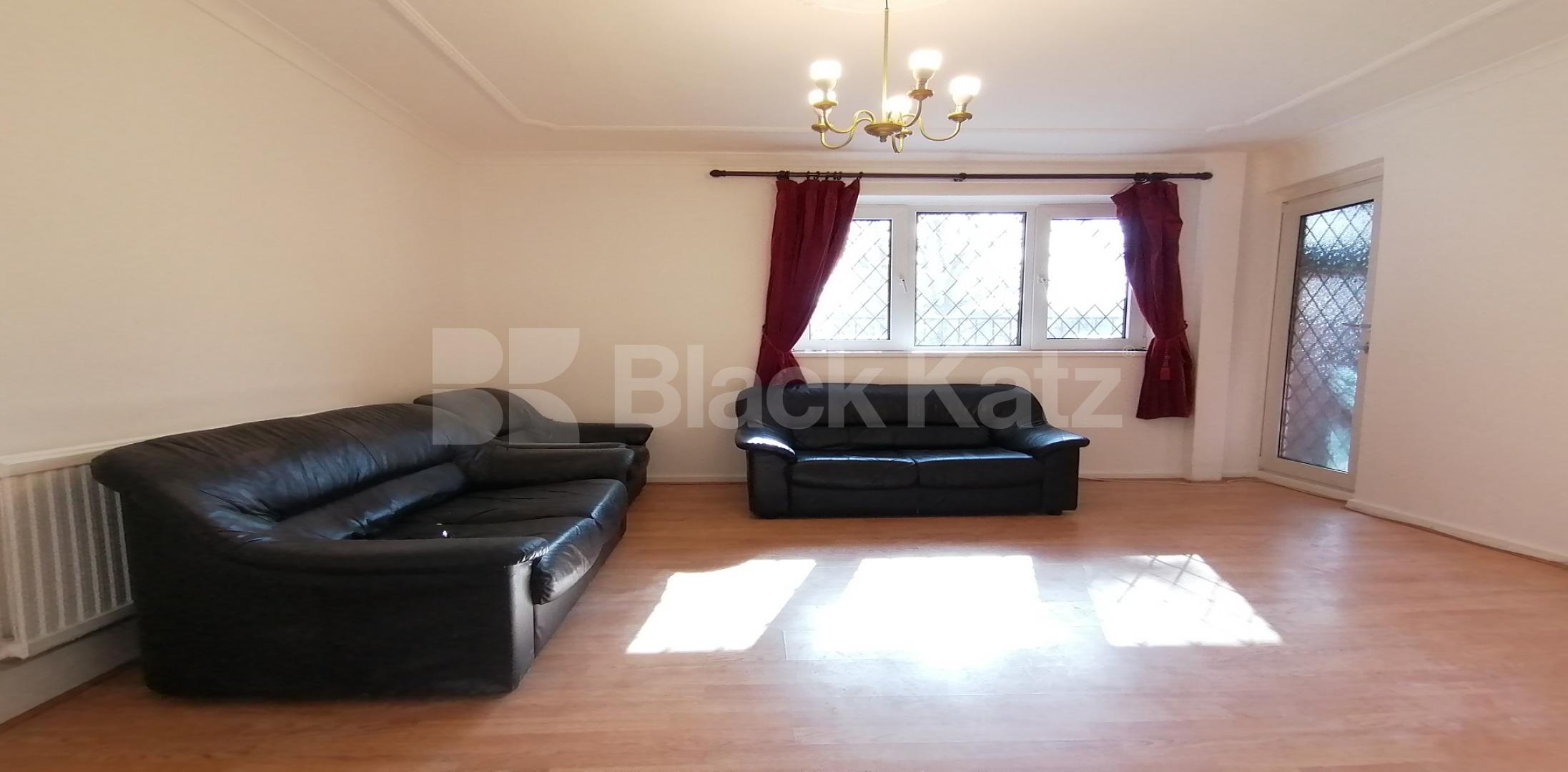 			LET , 3 Bedroom, 1 bath, 1 reception Apartment			 Colverson House, Lindley Street, Whitechapel