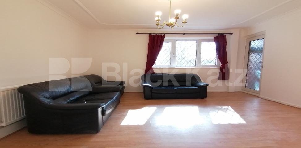			LET , 3 Bedroom, 1 bath, 1 reception Apartment			 Colverson House, Lindley Street, Whitechapel