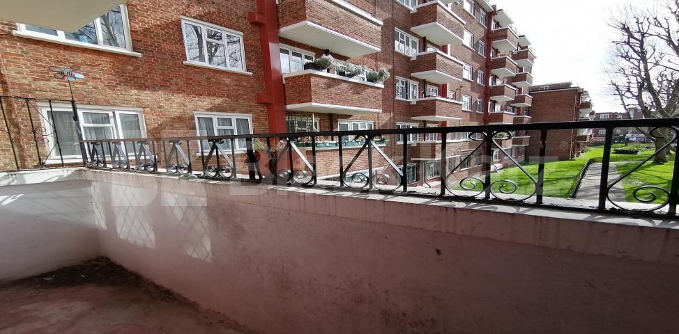 			LET , 3 Bedroom, 1 bath, 1 reception Apartment			 Colverson House, Lindley Street, Whitechapel