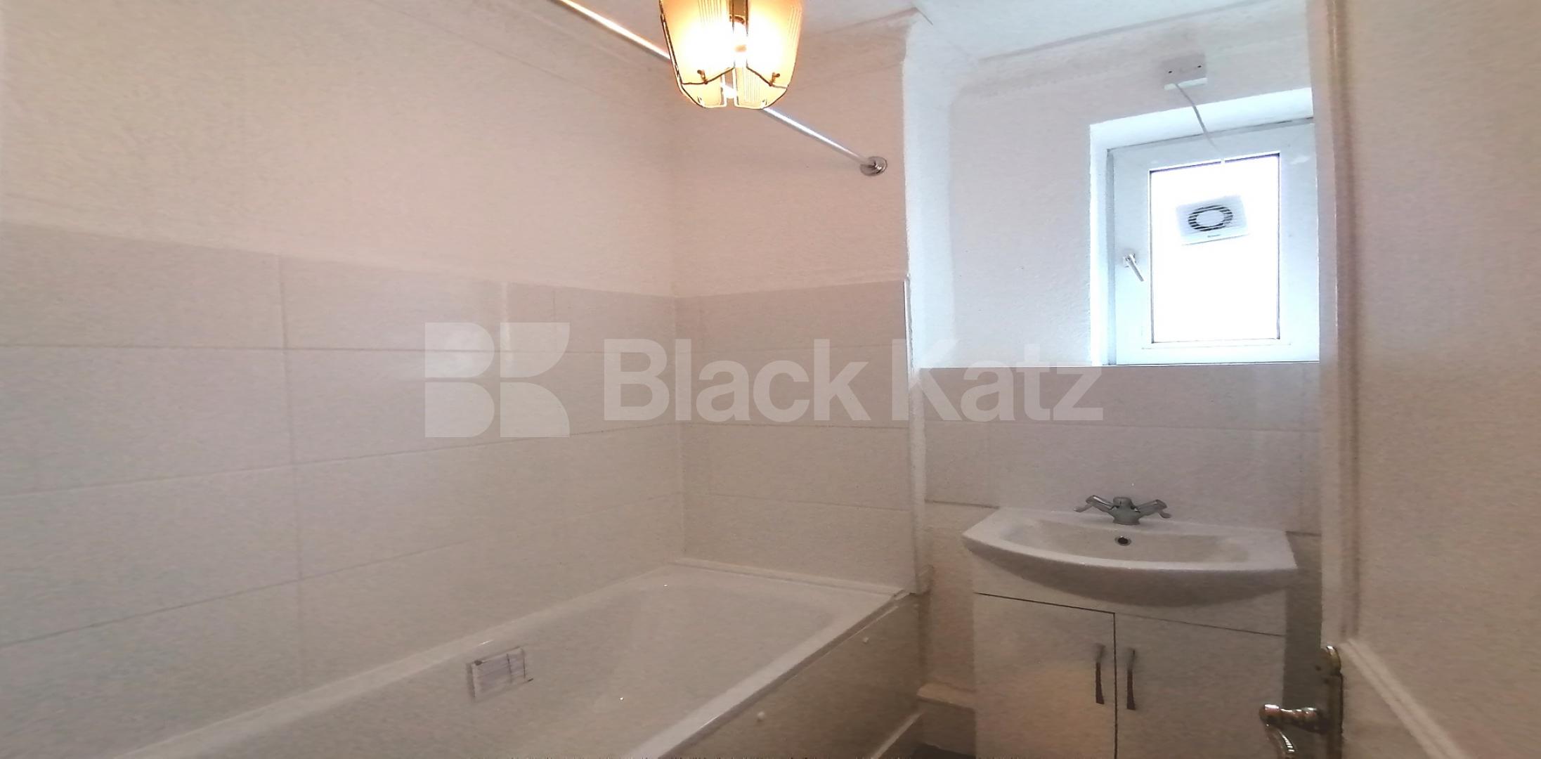 			LET , 3 Bedroom, 1 bath, 1 reception Apartment			 Colverson House, Lindley Street, Whitechapel