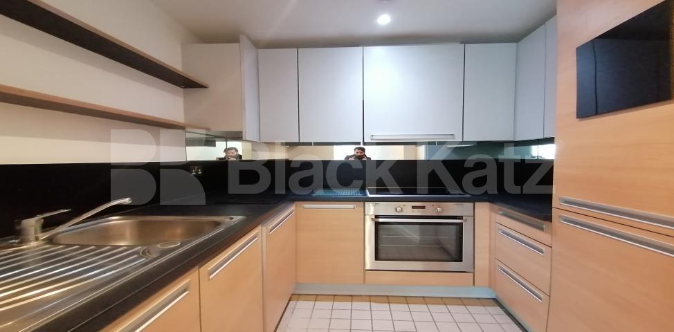 			LET , 1 Bedroom, 1 bath, 1 reception Apartment			 Michigan Avenue, Biscayne Avenue, Canary Wharf