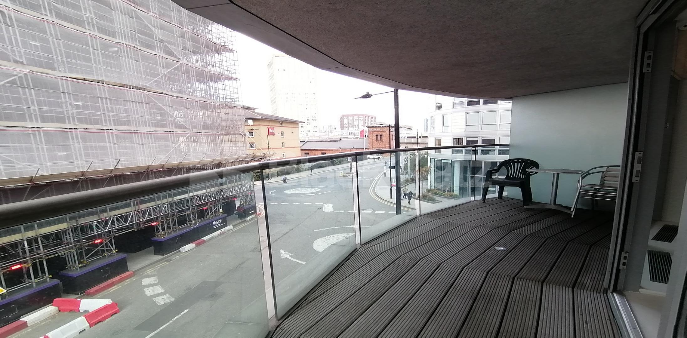 			LET , 1 Bedroom, 1 bath, 1 reception Apartment			 Michigan Avenue, Biscayne Avenue, Canary Wharf