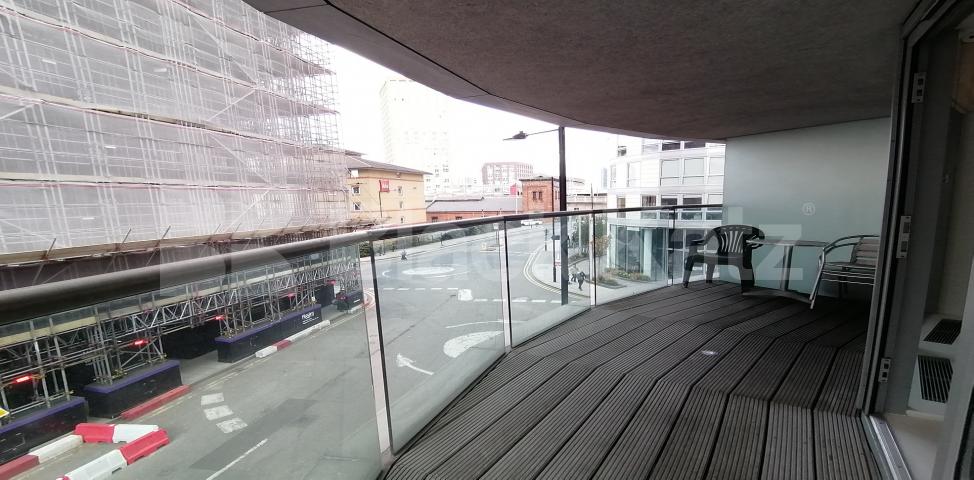 			LET , 1 Bedroom, 1 bath, 1 reception Apartment			 Michigan Avenue, Biscayne Avenue, Canary Wharf