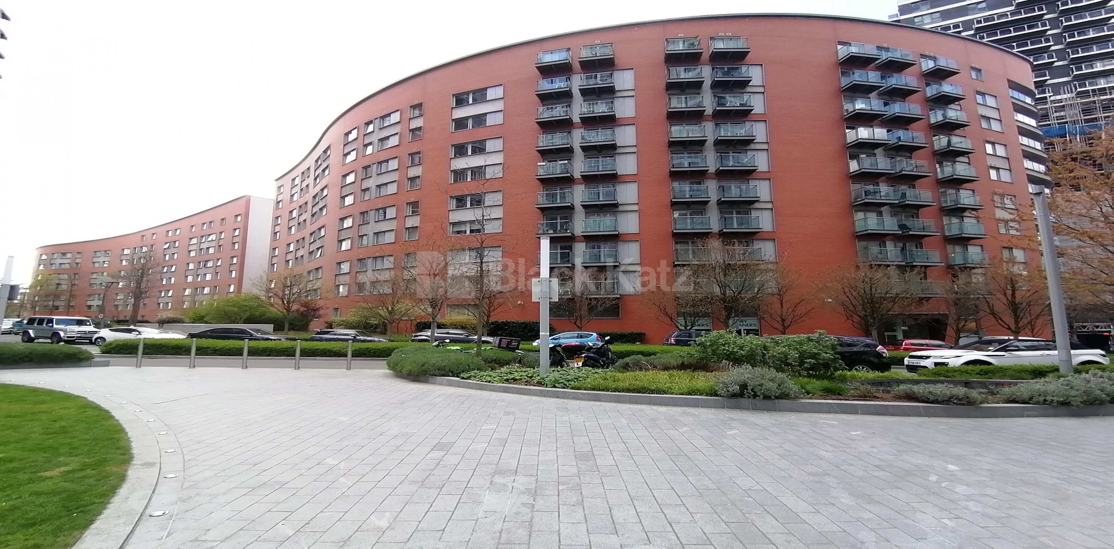 			LET , 1 Bedroom, 1 bath, 1 reception Apartment			 Michigan Avenue, Biscayne Avenue, Canary Wharf E14