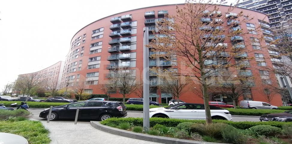 			LET , 1 Bedroom, 1 bath, 1 reception Apartment			 Michigan Avenue, Biscayne Avenue, Canary Wharf