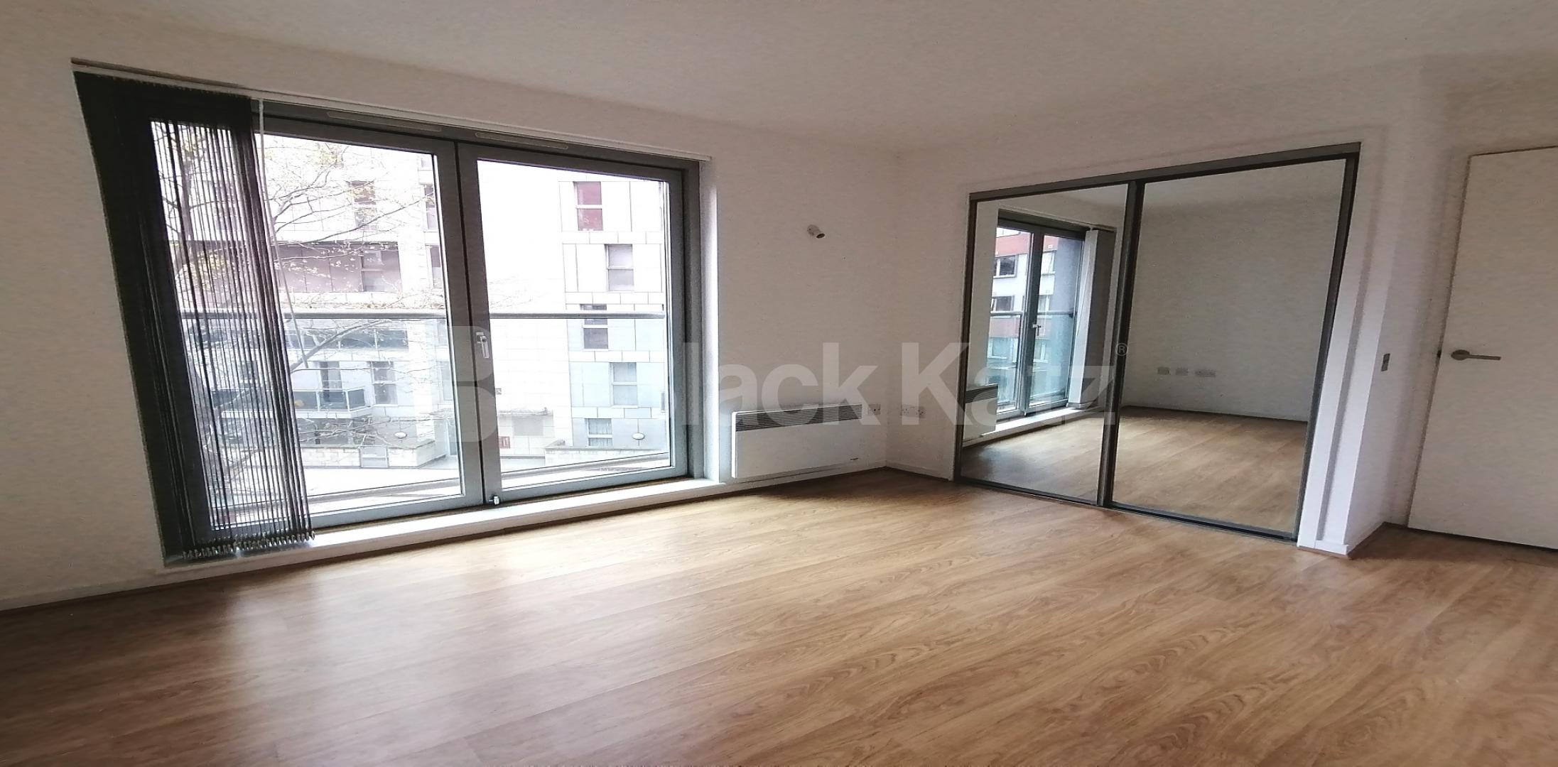 			LET , 1 Bedroom, 1 bath, 1 reception Apartment			 Michigan Avenue, Biscayne Avenue, Canary Wharf