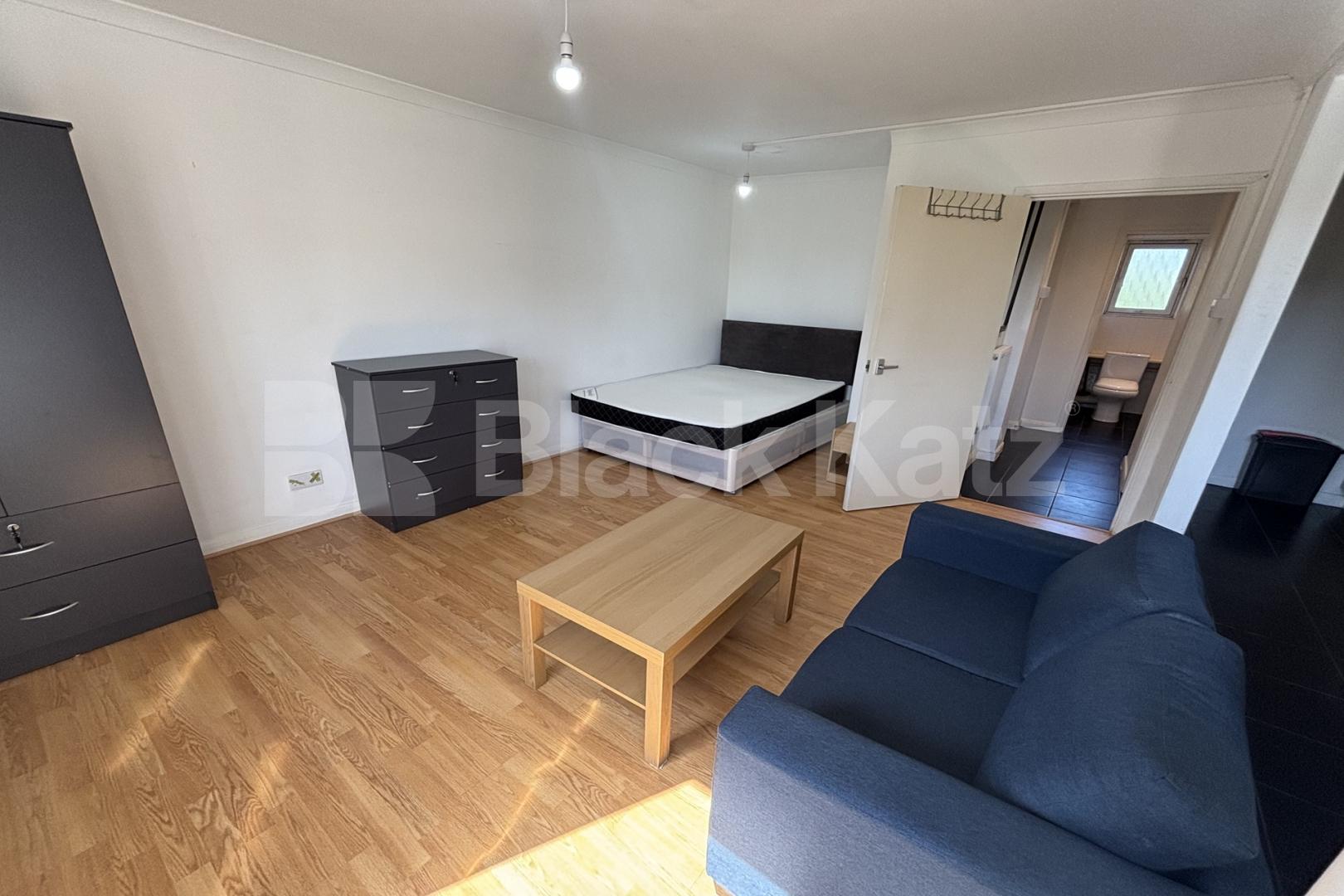 Top Floor double studio with balcony & includes heating & hot water  Barlow Street , Elephant And Castle