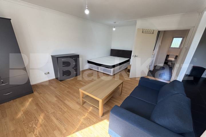 Top Floor double studio with balcony & includes heating & hot water  Barlow Street , Elephant And Castle