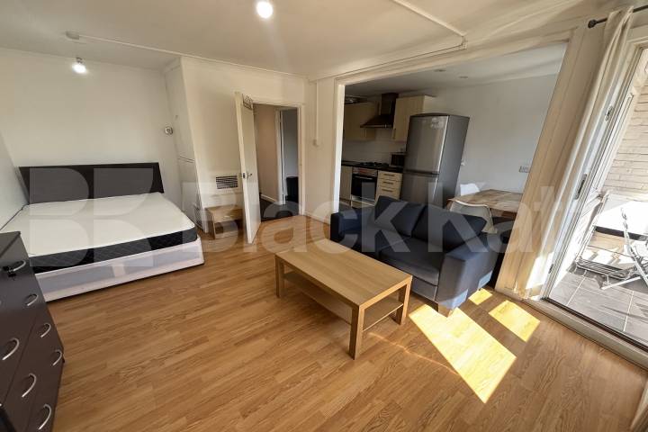 Top Floor double studio with balcony & includes heating & hot water  Barlow Street , Elephant And Castle