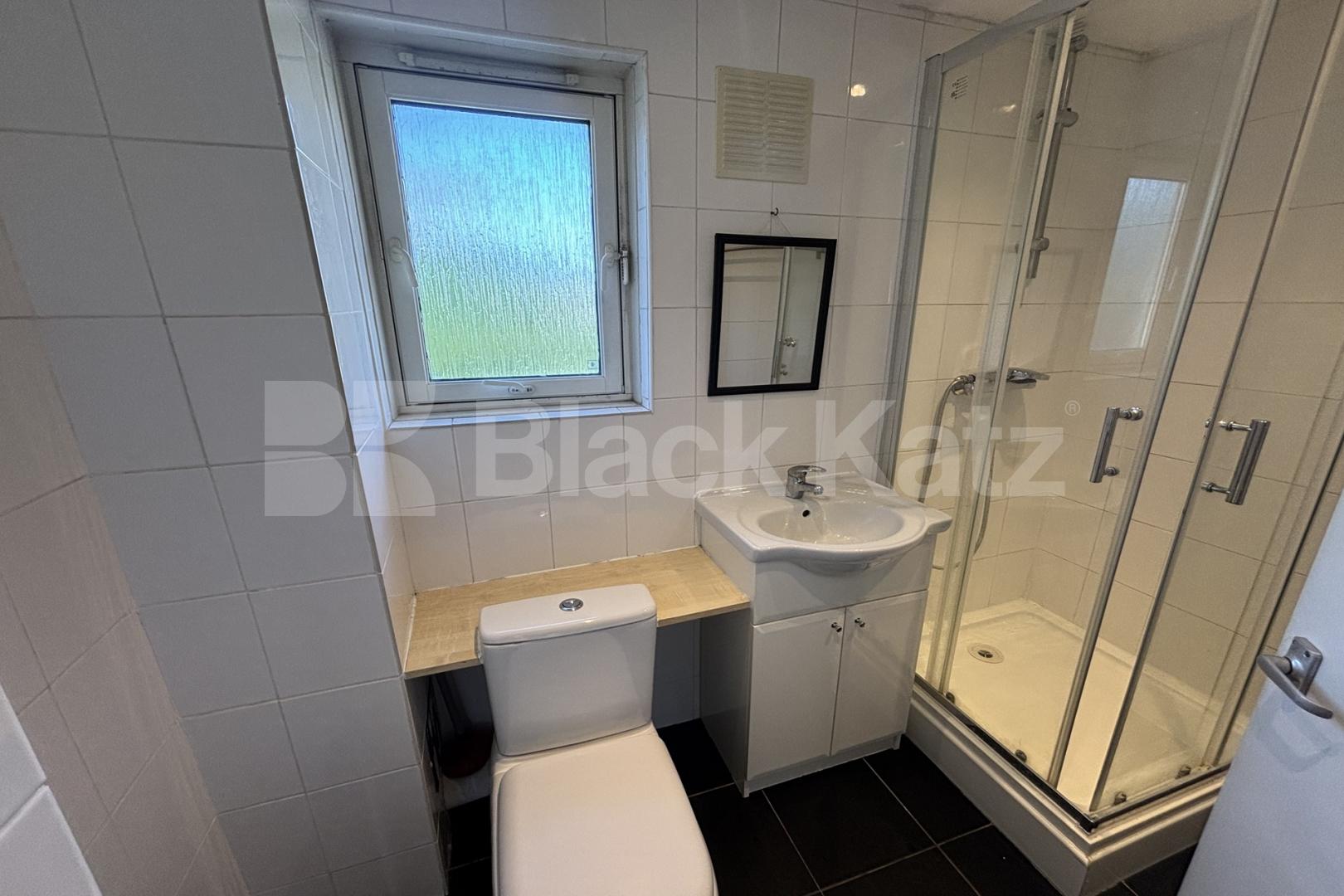Top Floor double studio with balcony & includes heating & hot water  Barlow Street , Elephant And Castle