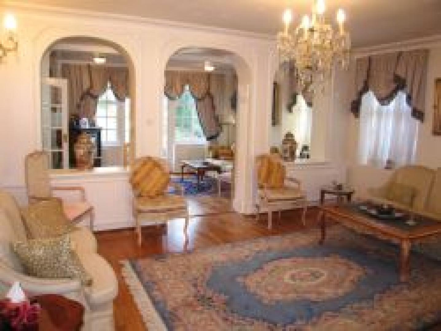 			SMALL MANSION MUST BE SEEN!, 5 Bedroom, 1 bath, 1 reception Flat			 Norrice Lea, HAMPSTEAD GARDEN SUBURB N2