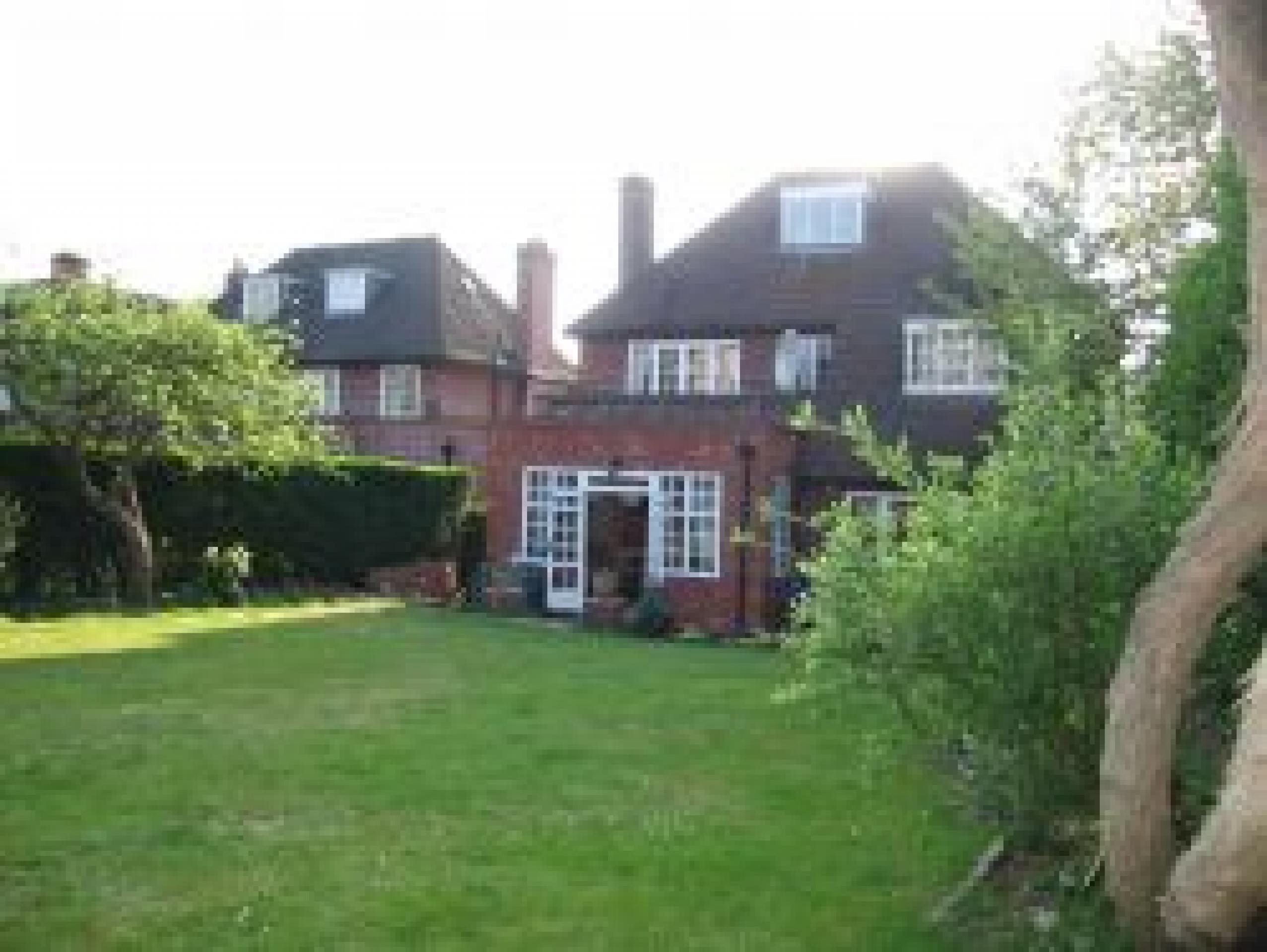 			SMALL MANSION MUST BE SEEN!, 5 Bedroom, 1 bath, 1 reception Flat			 Norrice Lea, HAMPSTEAD GARDEN SUBURB N2 N2