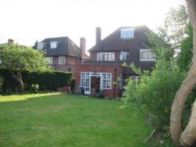 			SMALL MANSION MUST BE SEEN!, 5 Bedroom, 1 bath, 1 reception Flat			 Norrice Lea, HAMPSTEAD GARDEN SUBURB N2