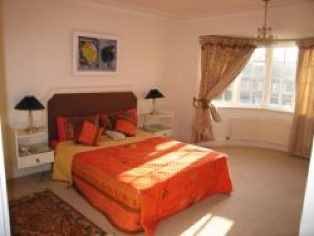 			SMALL MANSION MUST BE SEEN!, 5 Bedroom, 1 bath, 1 reception Flat			 Norrice Lea, HAMPSTEAD GARDEN SUBURB N2