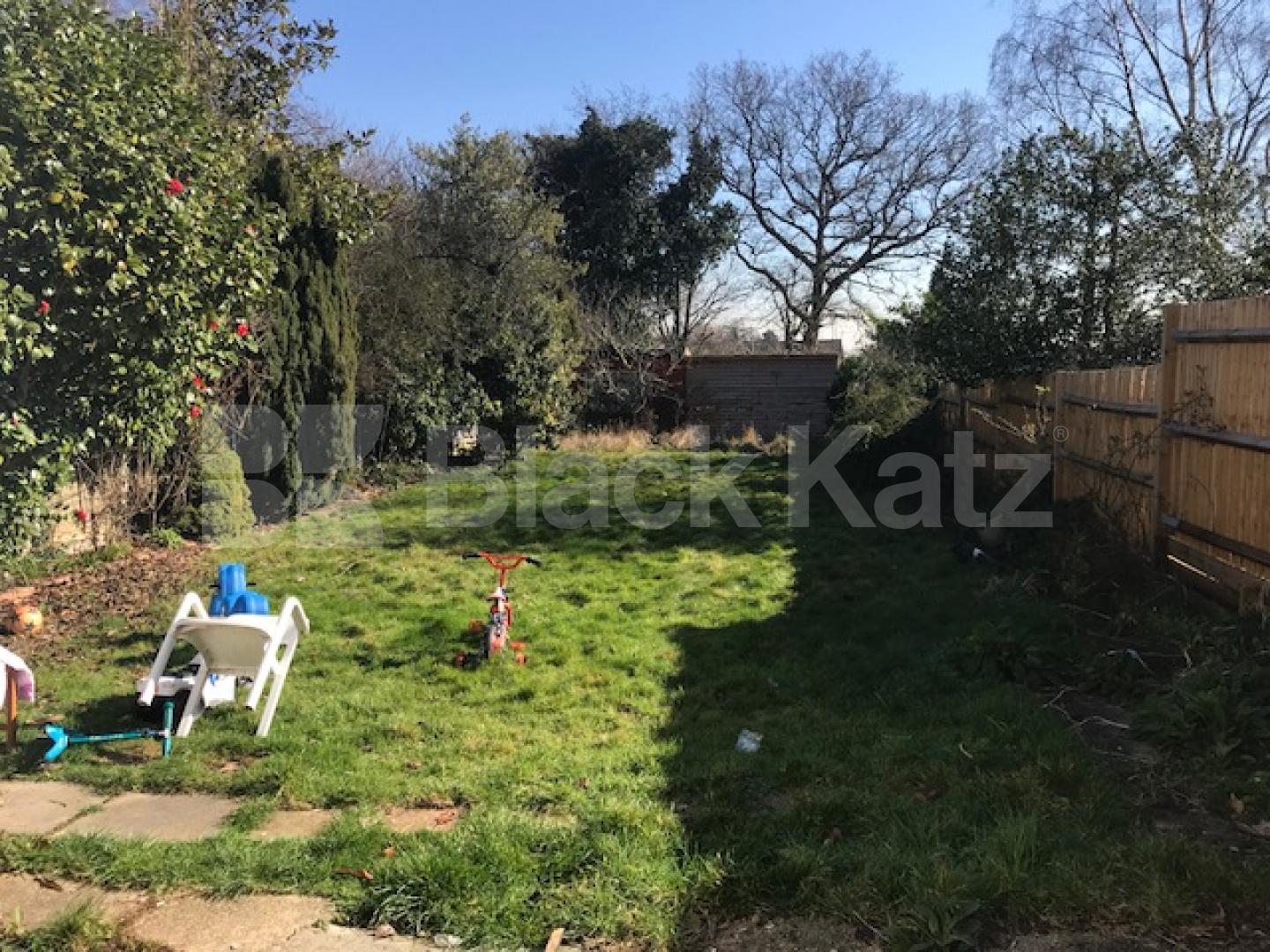 			Studio Apartment, 1 bath, 1 reception Ground Floor Flat			 Woodland Way , Palmers Green