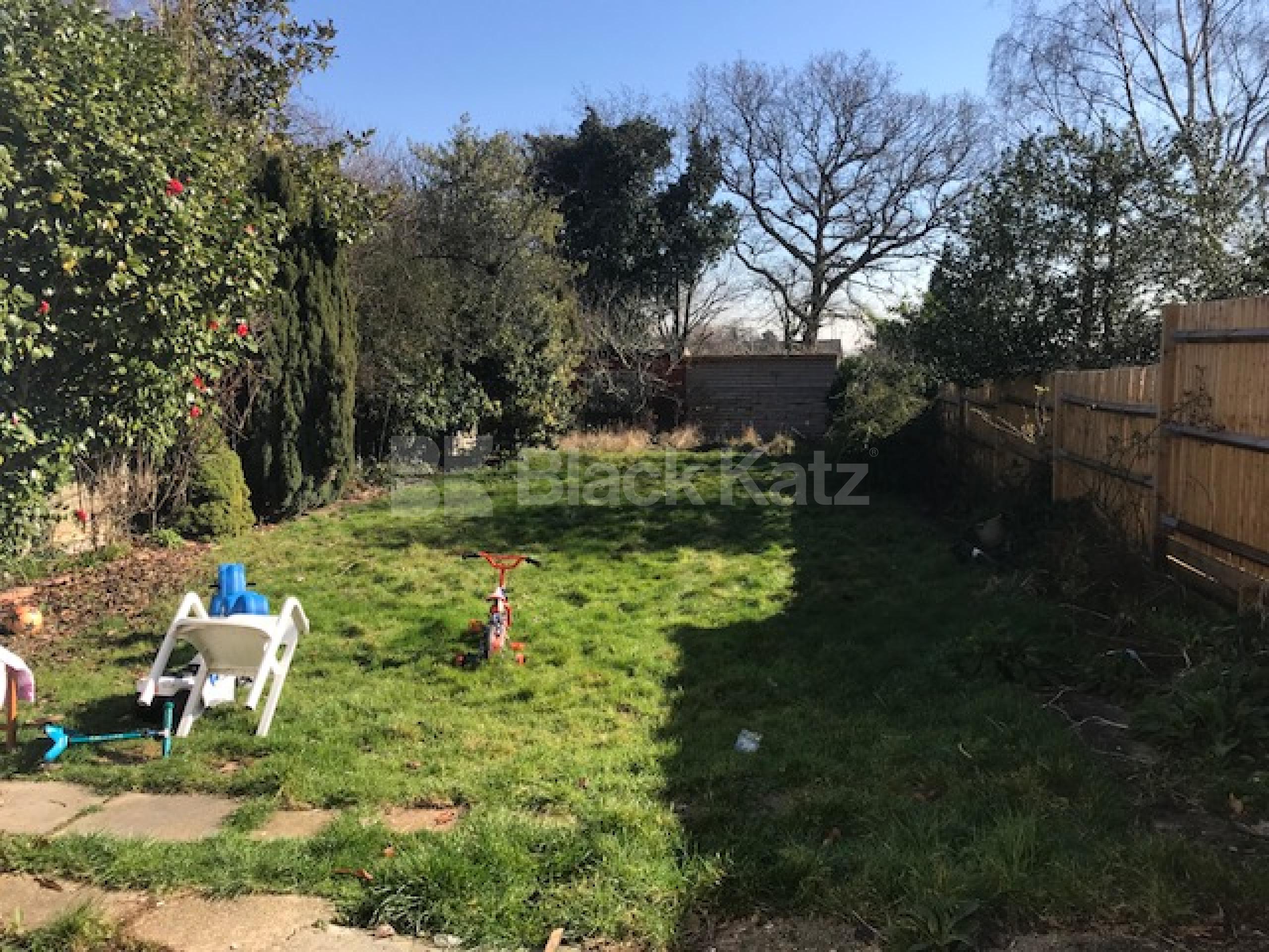 			Studio Apartment, 1 bath, 1 reception Ground Floor Flat			 Woodland Way , Palmers Green N21