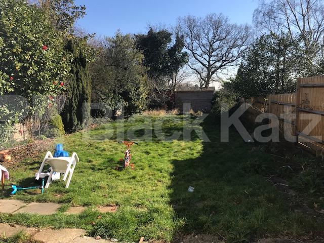 			Studio Apartment, 1 bath, 1 reception Ground Floor Flat			 Woodland Way , Palmers Green