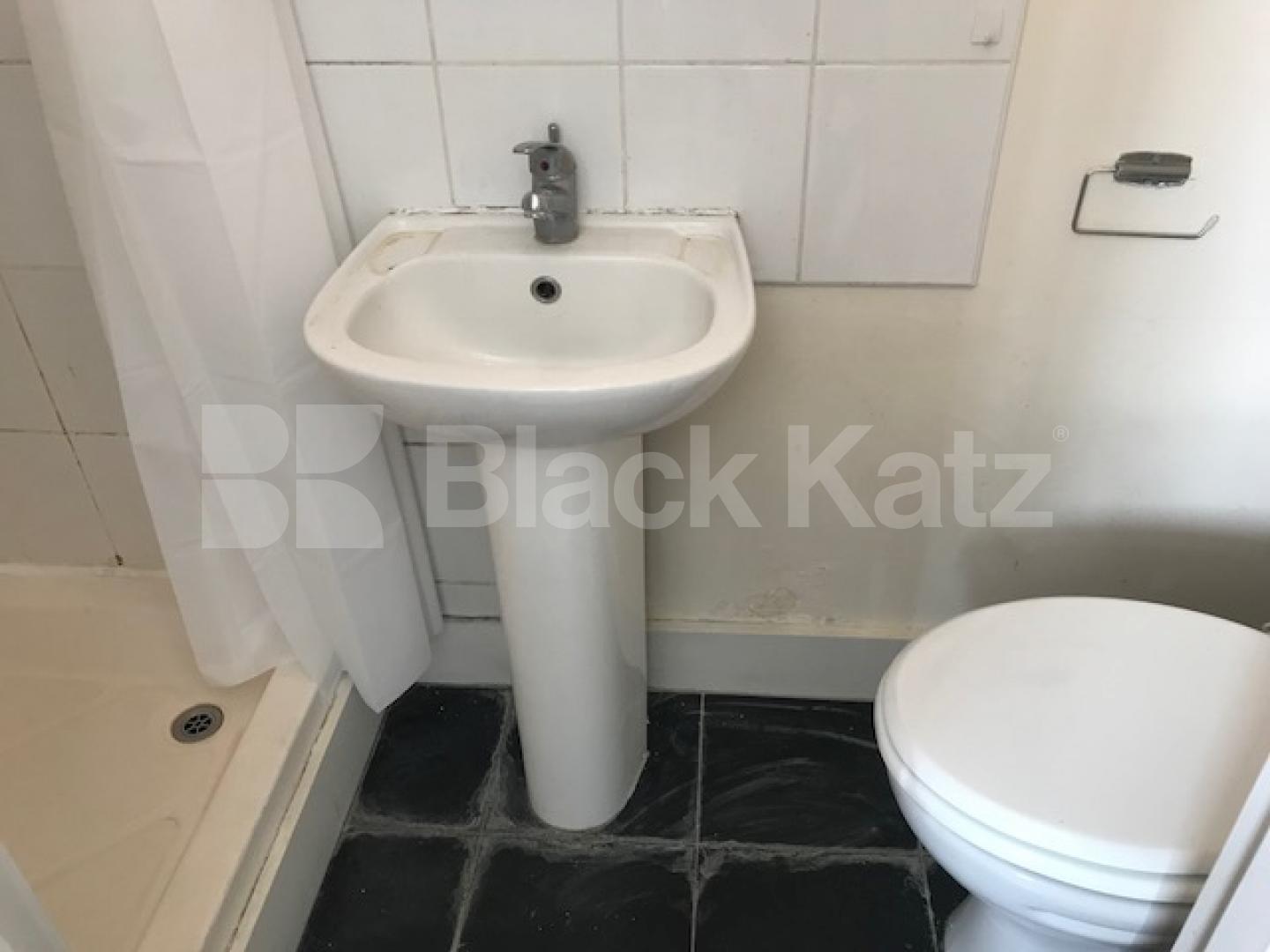 			Studio Apartment, 1 bath, 1 reception Ground Floor Flat			 Woodland Way , Palmers Green