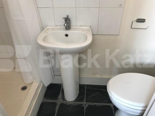 			Studio Apartment, 1 bath, 1 reception Ground Floor Flat			 Woodland Way , Palmers Green