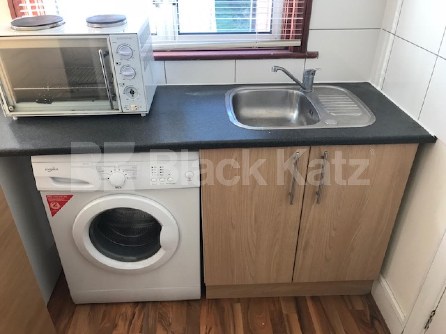 			Studio Apartment, 1 bath, 1 reception Ground Floor Flat			 Woodland Way , Palmers Green