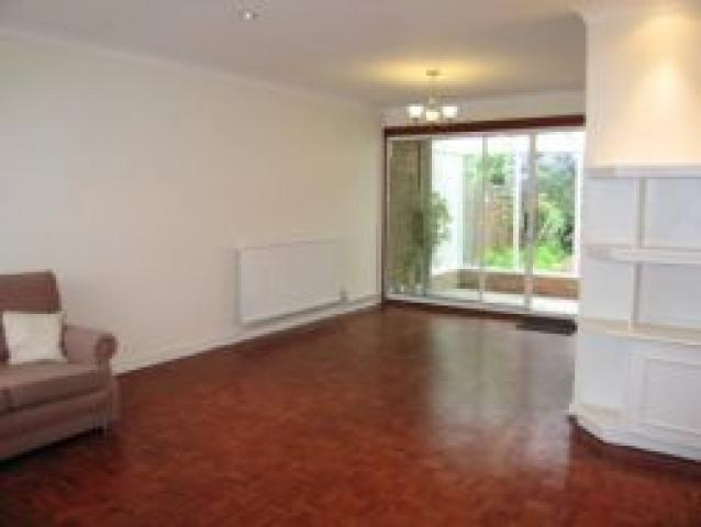 			VIEWINGS HIGHLY RECOMMENDED, 3 Bedroom, 1 bath, 1 reception Flat			 Heath View, EAST FINCHLEY N2