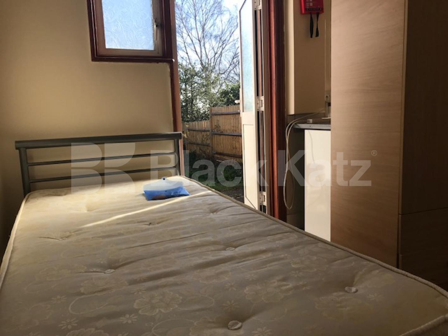 			Studio Apartment, 1 bath, 1 reception Ground Floor Flat			 Woodland Way , Palmers Green