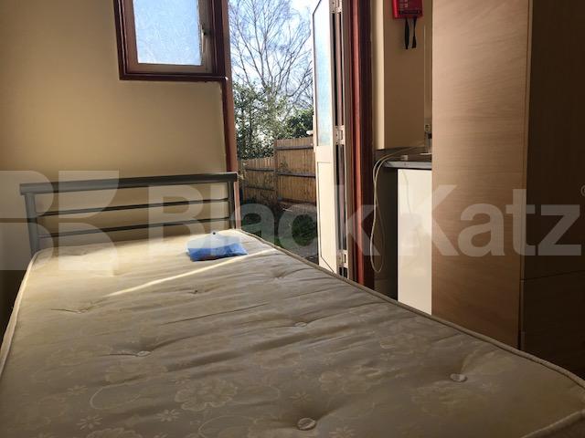 			Studio Apartment, 1 bath, 1 reception Ground Floor Flat			 Woodland Way , Palmers Green