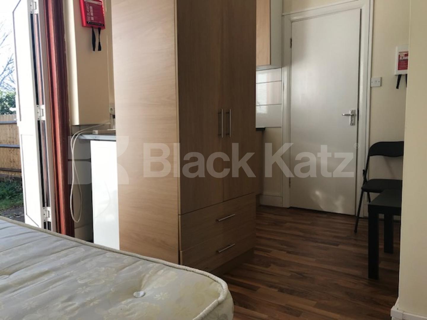 			Studio Apartment, 1 bath, 1 reception Ground Floor Flat			 Woodland Way , Palmers Green