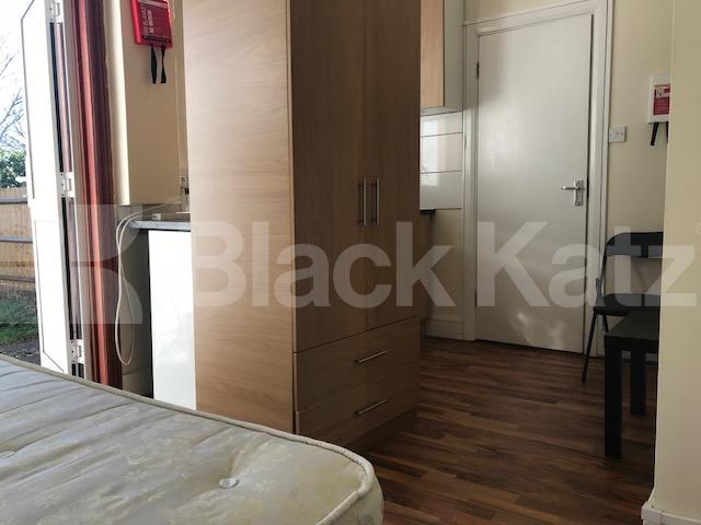 			Studio Apartment, 1 bath, 1 reception Ground Floor Flat			 Woodland Way , Palmers Green