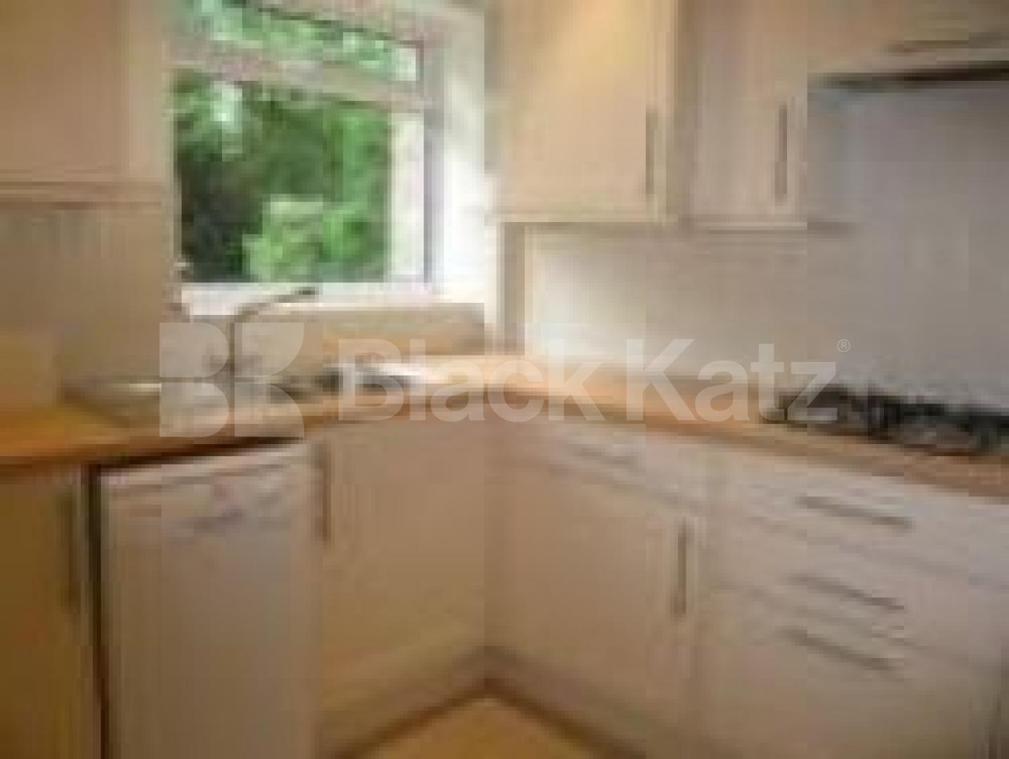 			VIEWINGS HIGHLY RECOMMENDED, 3 Bedroom, 1 bath, 1 reception Flat			 Heath View, EAST FINCHLEY N2