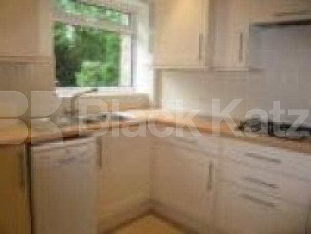 			VIEWINGS HIGHLY RECOMMENDED, 3 Bedroom, 1 bath, 1 reception Flat			 Heath View, EAST FINCHLEY N2