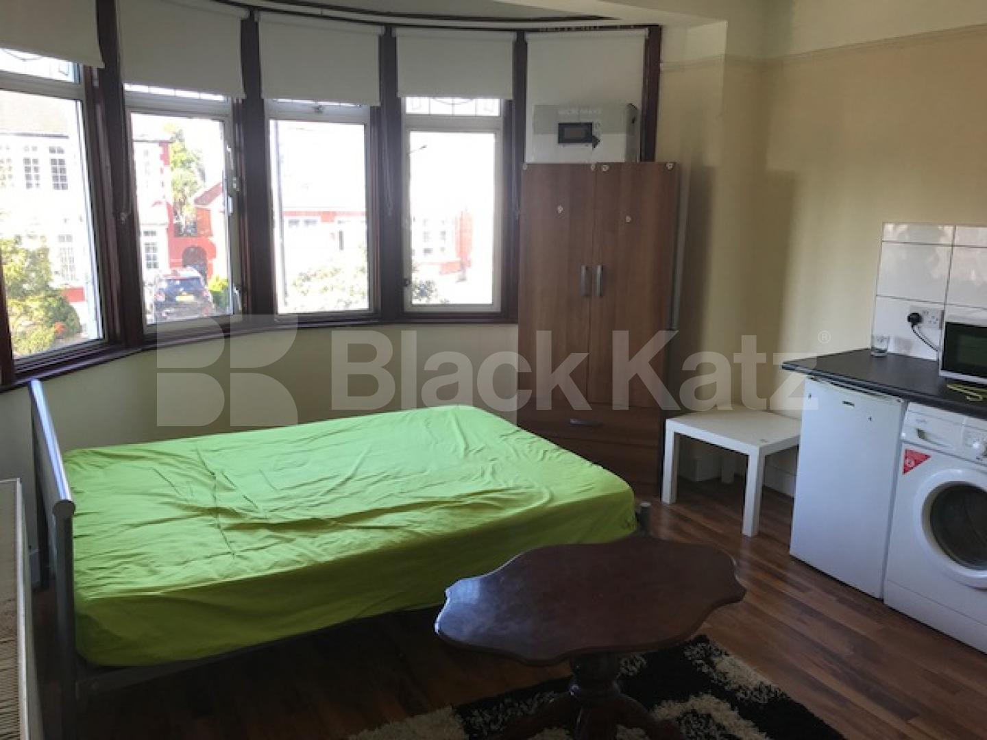 			Studio Apartment, 1 bath, 1 reception Flat			 Woodland Way, Palmers Green