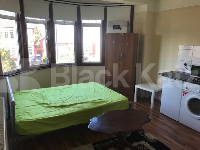 			Studio Apartment, 1 bath, 1 reception Flat			 Woodland Way, Palmers Green