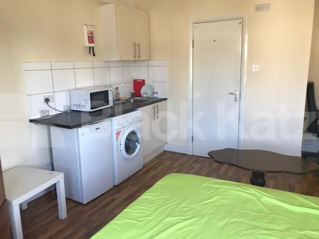 			Studio Apartment, 1 bath, 1 reception Flat			 Woodland Way, Palmers Green