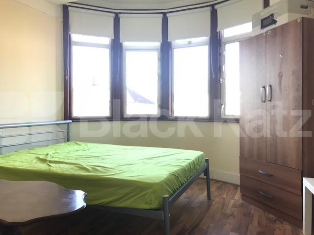 			Studio Apartment, 1 bath, 1 reception Flat			 Woodland Way, Palmers Green