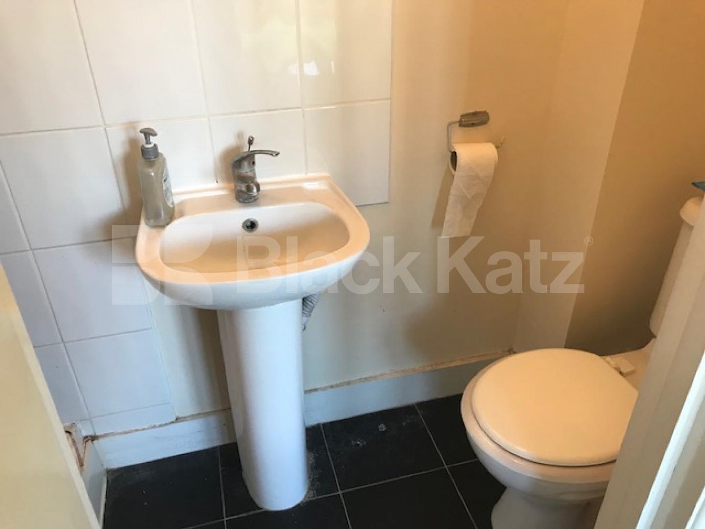 			Studio Apartment, 1 bath, 1 reception Flat			 Woodland Way, Palmers Green