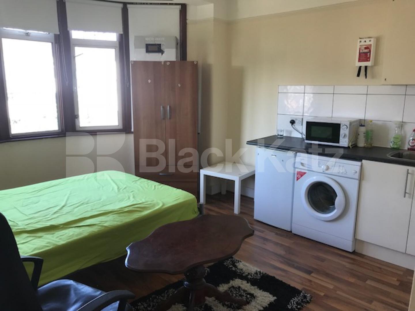 			Studio Apartment, 1 bath, 1 reception Flat			 Woodland Way, Palmers Green