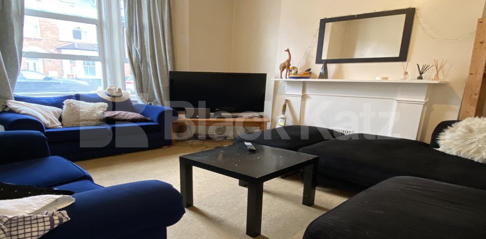 			LET , 4 Bedroom, 2 bath, 1 reception House			 Cavendish Road, Clapham South 