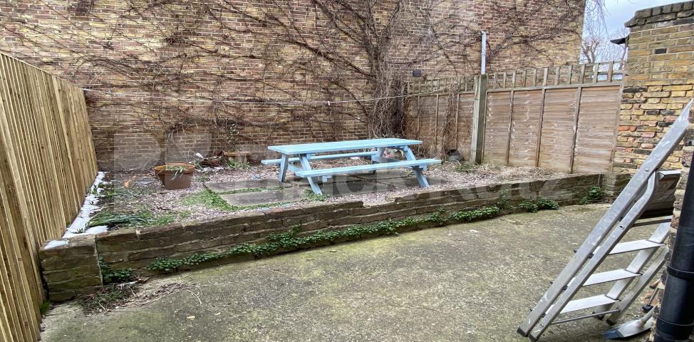 			LET , 4 Bedroom, 2 bath, 1 reception House			 Cavendish Road, Clapham South 