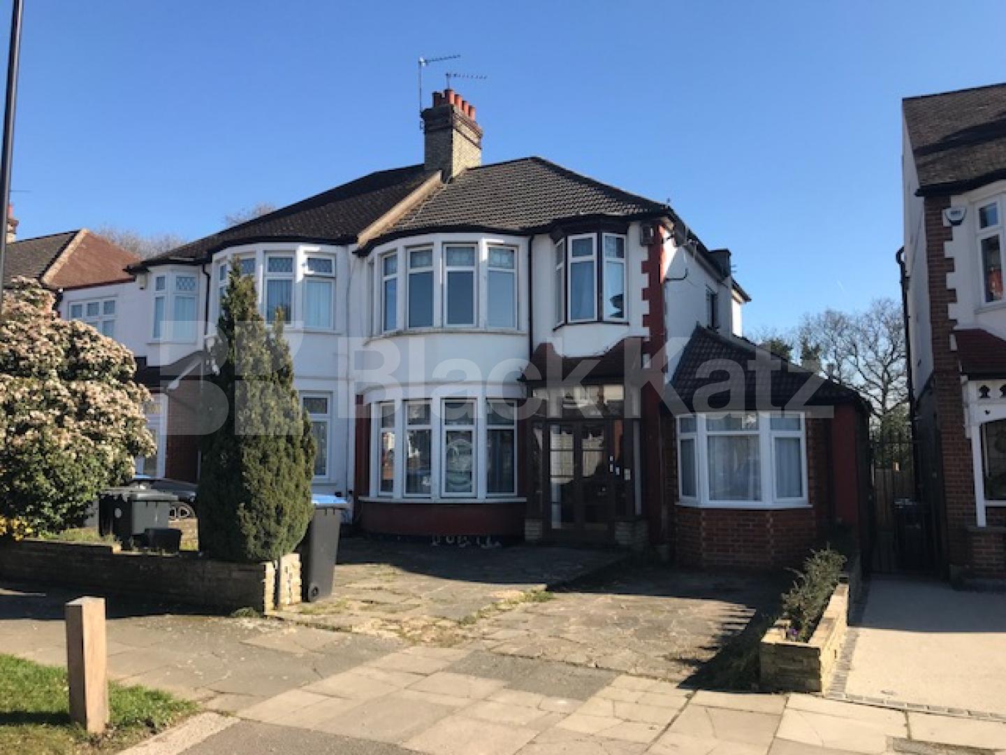 			Studio Apartment, 1 bath, 1 reception Flat			 Woodland Way, Palmers Green