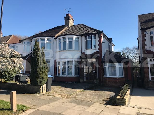 			Studio Apartment, 1 bath, 1 reception Flat			 Woodland Way, Palmers Green