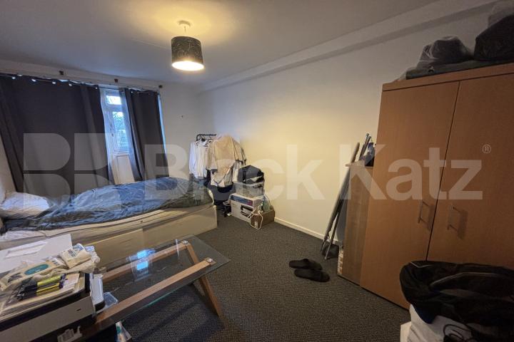 Modern split level apartment with large living room Maskelyne Close, Battersea