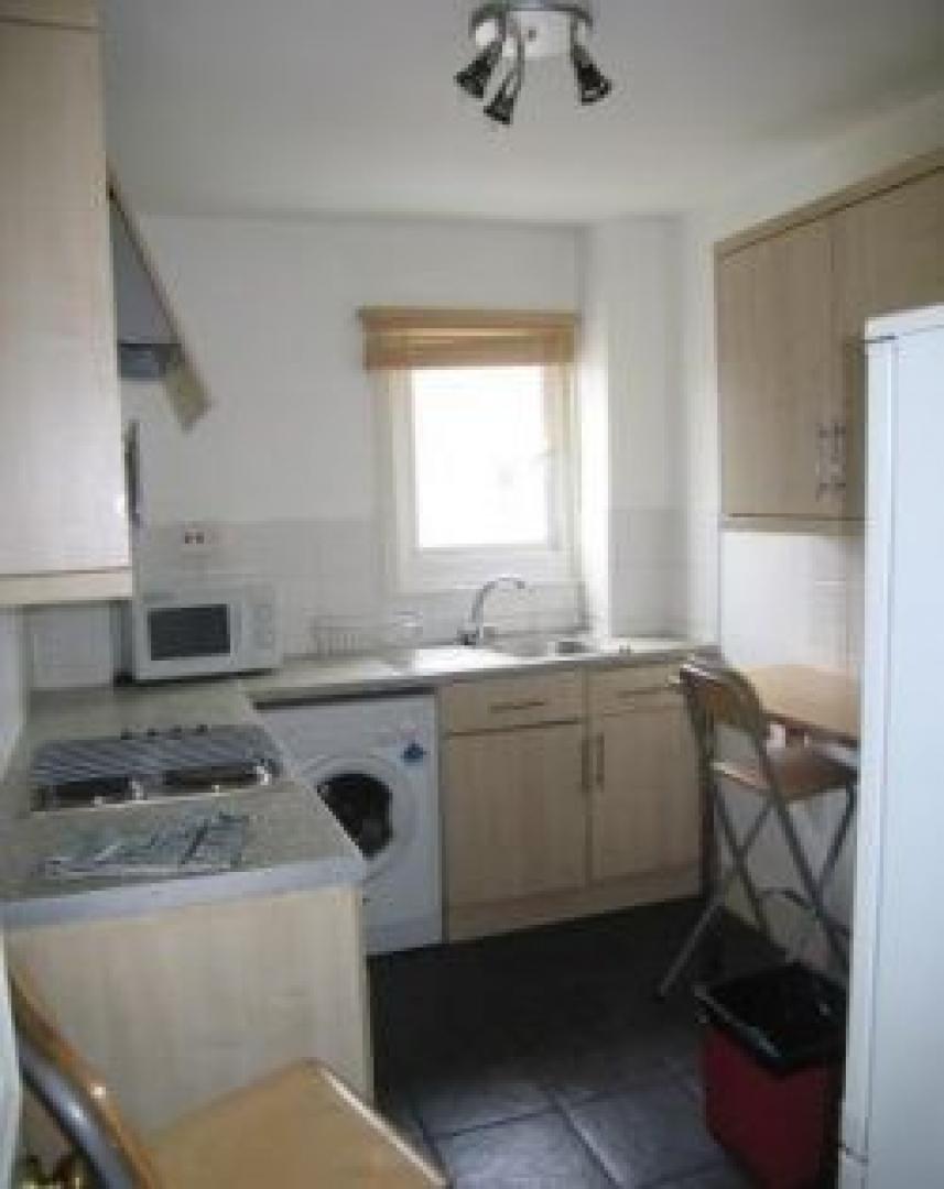 			2 Bedroom, 1 bath, 1 reception Flat			 Brondesbury Road, KILBURN NW6 6AS