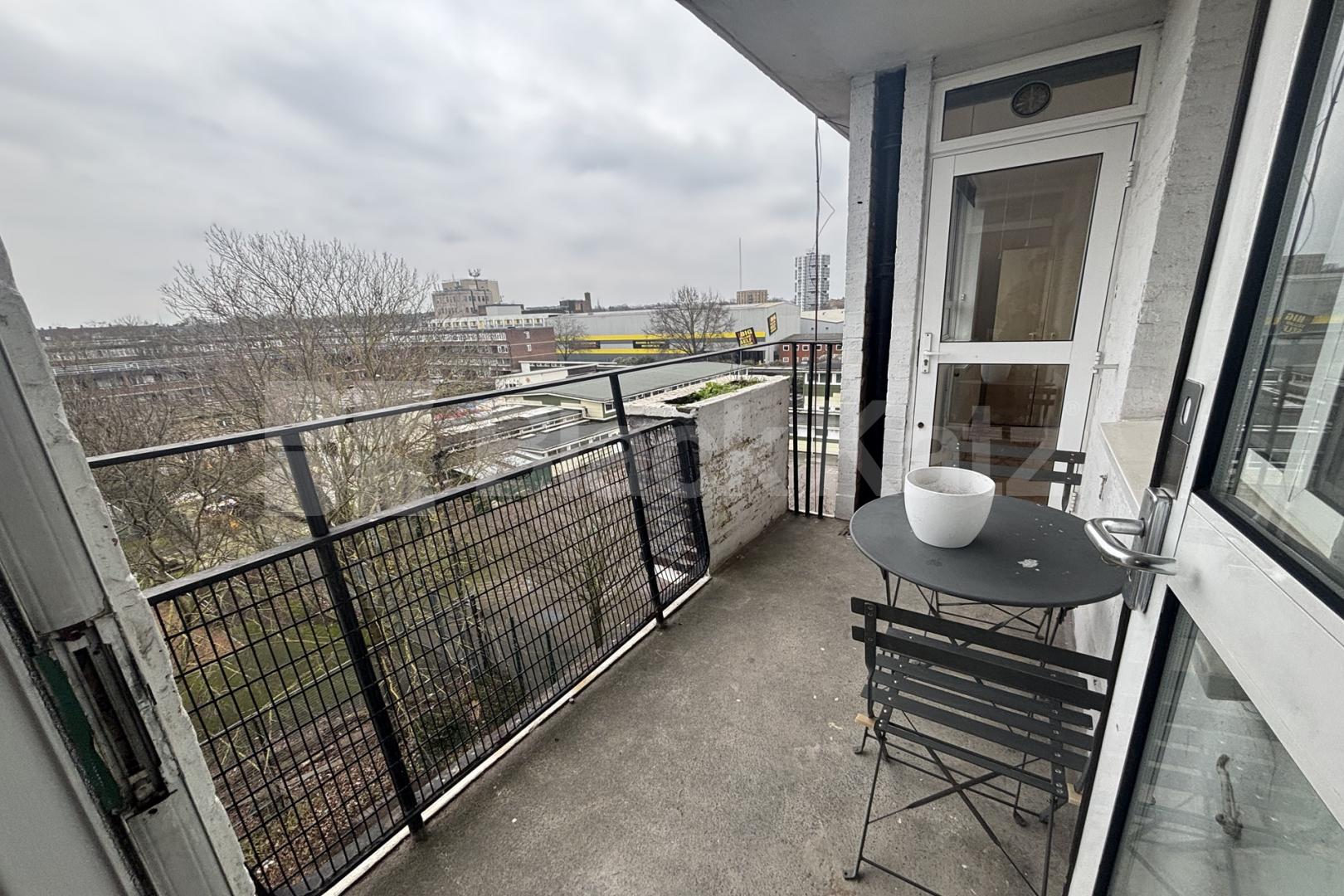 Newly refurbished throughout, stylish and modern.  St. Georges Close, Battersea Power Station/Wandsworth Road  