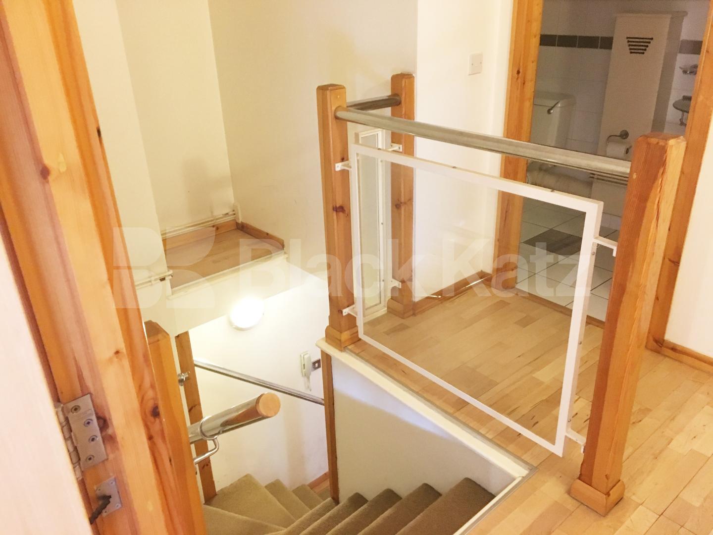 			SPACIOUS WAREHOUSE CONVERSION, 1 Bedroom, 1 bath, 1 reception Flat			 Dove Road, ISLINGTON/CANONBURY N1