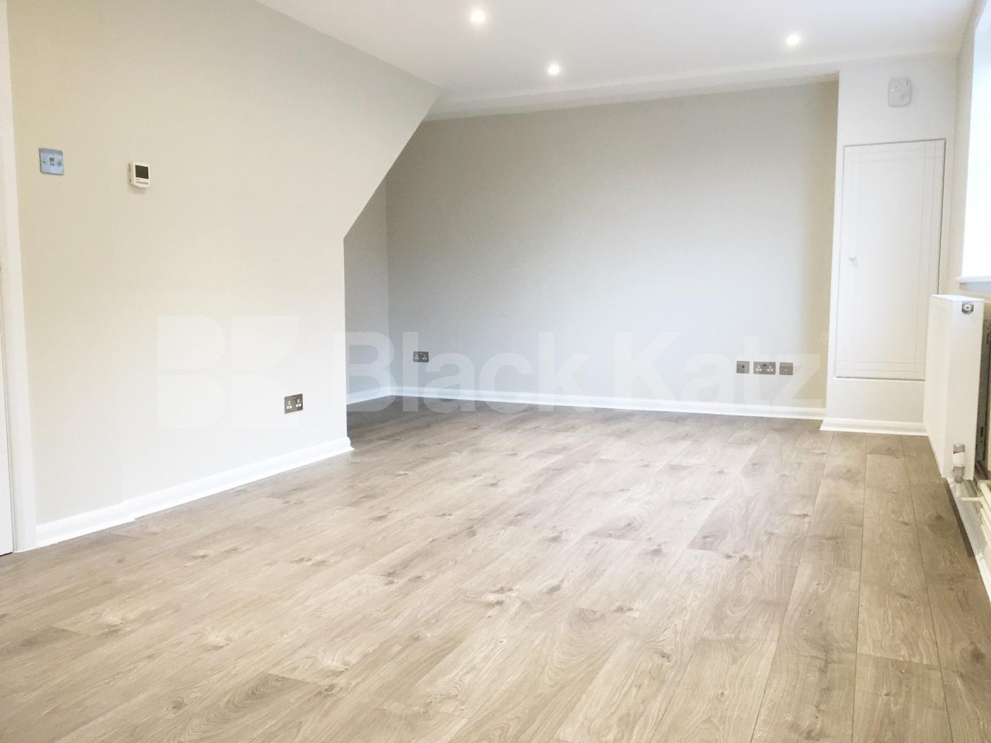 			NEW INSTRUCTION! WAREHOUSE CONVERSION, 1 Bedroom, 1 bath, 1 reception Flat			 Henshall Street, ISLINGTON/CANONBURY