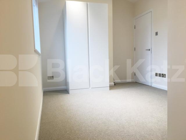 			NEW INSTRUCTION! WAREHOUSE CONVERSION, 1 Bedroom, 1 bath, 1 reception Flat			 Henshall Street, ISLINGTON/CANONBURY