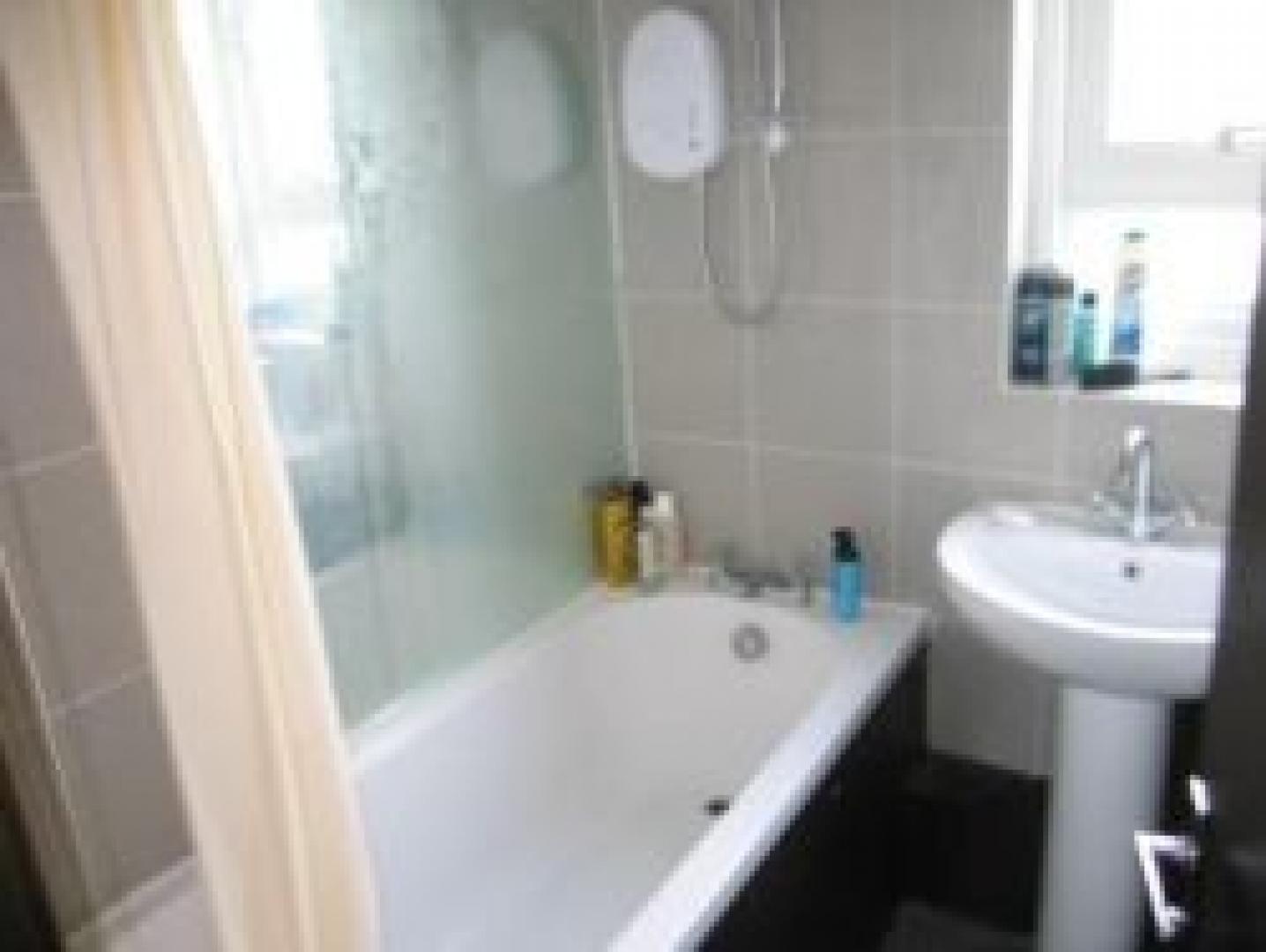 			VIEWINGS ARE HIGHLY RECOMMENDED!, 3 Bedroom, 1 bath, 1 reception Flat			 Randolph Gardens, MAIDA VALE