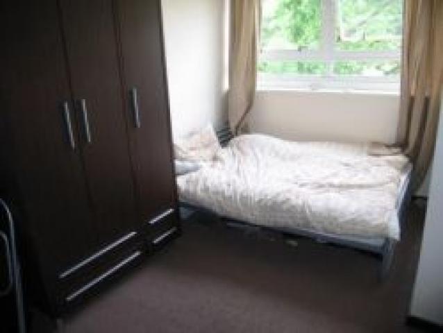 			VIEWINGS ARE HIGHLY RECOMMENDED!, 3 Bedroom, 1 bath, 1 reception Flat			 Randolph Gardens, MAIDA VALE