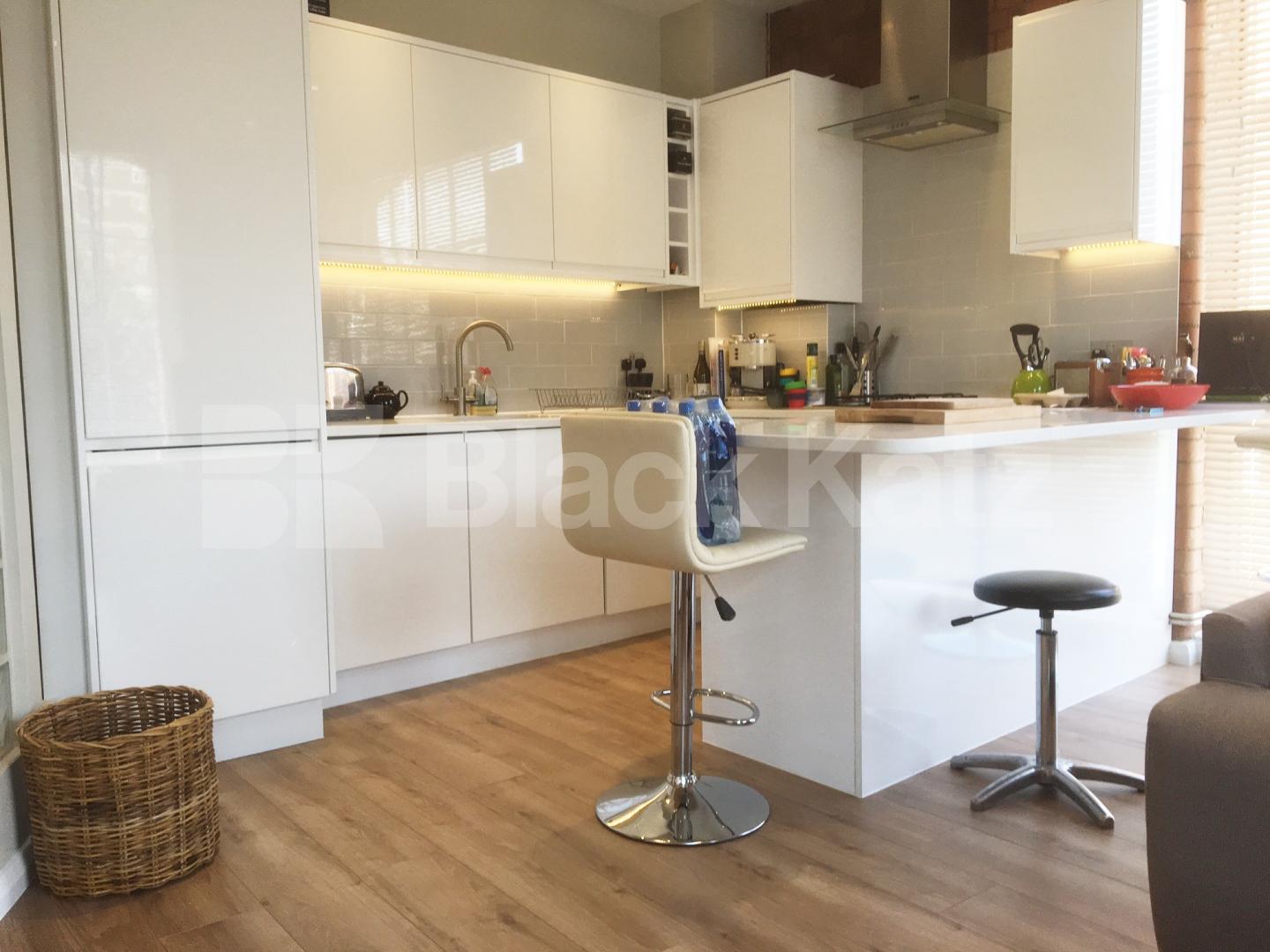 			WAREHOUSE CONVERSION, 2 Bedroom, 1 bath, 1 reception Flat			 Henshall Street, ISLINGTON/CANONBURY